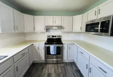 Kitchen - 914 West Ave, Fulton, MO 65251 photo 2 of 5