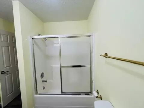 Bath - 914 West Ave, Fulton, MO 65251 photo 6 of 7
