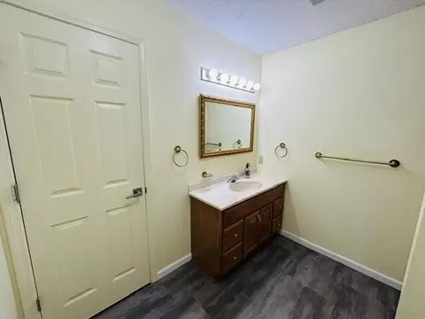Bath - 914 West Ave, Fulton, MO 65251 photo 7 of 7