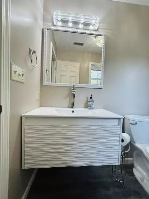 Bath - 914 West Ave, Fulton, MO 65251 photo 3 of 7