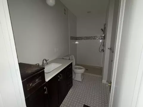 Bath - 614 Howard St, Glasgow, MO 65254 photo 1 of 3