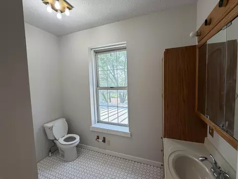 Bath - 614 Howard St, Glasgow, MO 65254 photo 2 of 3