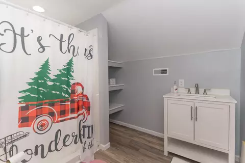Bath - 636 Farror St, Moberly, MO 65270 photo 2 of 3