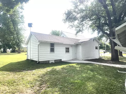 Exterior - 400 4th St, Pilot Grove, MO 65276 photo 5 of 12