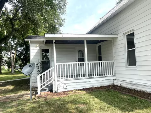 Exterior - 400 4th St, Pilot Grove, MO 65276 photo 10 of 12