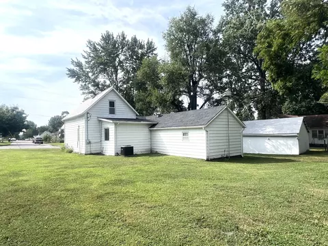 Exterior - 400 4th St, Pilot Grove, MO 65276 photo 4 of 12