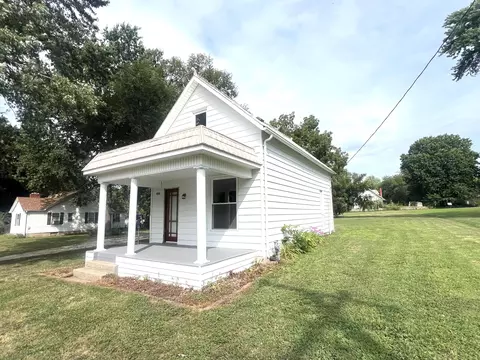 Exterior - 400 4th St, Pilot Grove, MO 65276 photo 2 of 12