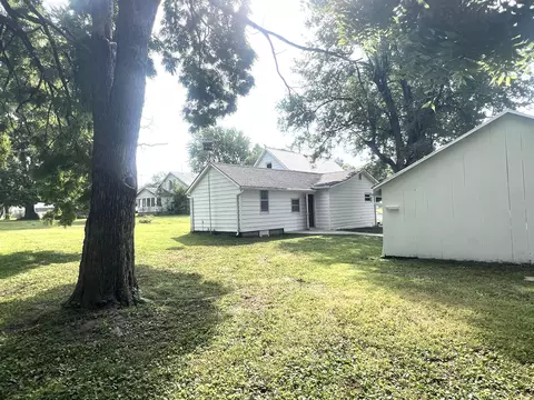 Exterior - 400 4th St, Pilot Grove, MO 65276 photo 7 of 12