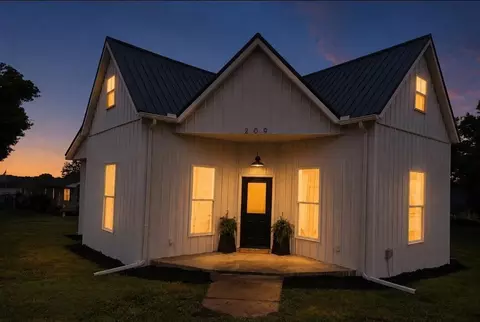 209 Salling St, Perry, MO 63462