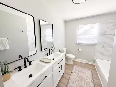Bath - 1007 Sioux Dr, Fulton, MO 65251 photo 1 of 2