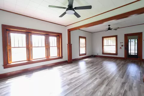 Living - 409 E Sedgwick St, Brookfield, MO 64628 photo 3 of 4