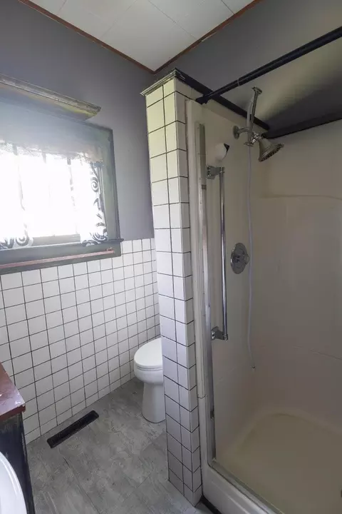 Bath - 409 E Sedgwick St, Brookfield, MO 64628 photo 2 of 3