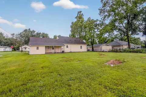 Exterior - 515 E Booth St, Centralia, MO 65240 photo 2 of 4