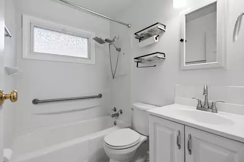 Bath - 7 E Alhambra Dr, Columbia, MO 65203 photo 1 of 1