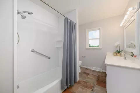 Bath - 11812 Pine St, Centertown, MO 65023 photo 1 of 3