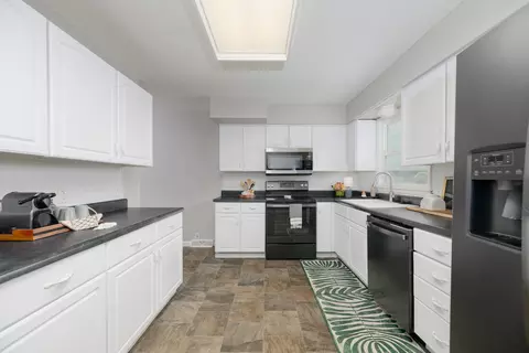 Kitchen - 11812 Pine St, Centertown, MO 65023 photo 2 of 2