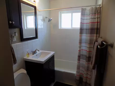 Bath - 815 E Mitchell Ave, Centralia, MO 65240 photo 1 of 3