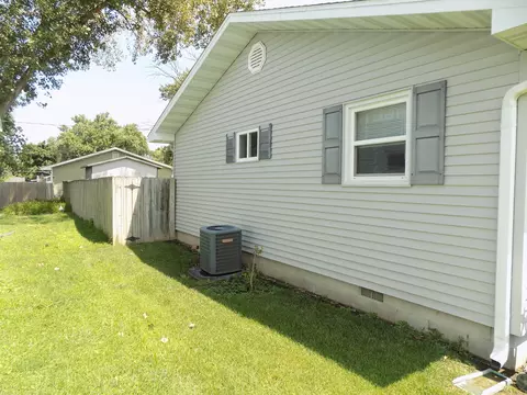 Exterior - 815 E Mitchell Ave, Centralia, MO 65240 photo 10 of 10
