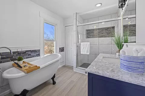 Bath - 1012 N Bluff St, Fulton, MO 65251 photo 6 of 8