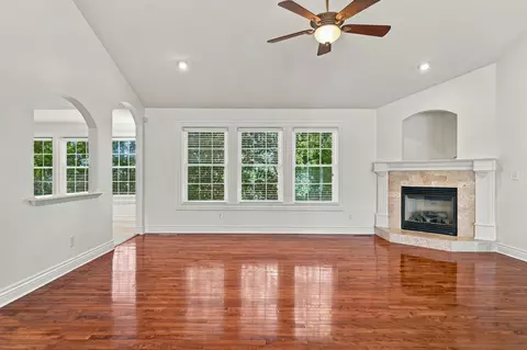 Living - 508 Middleton Dr, Ashland, MO 65010 photo 6 of 14