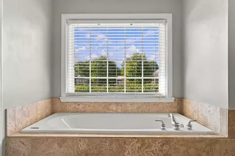 Bath - 508 Middleton Dr, Ashland, MO 65010 photo 3 of 5
