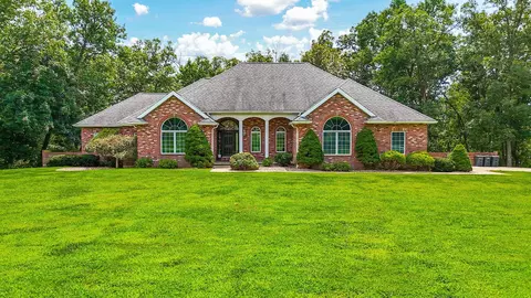32 Woodland Trail Dr, Moberly, MO 65270
