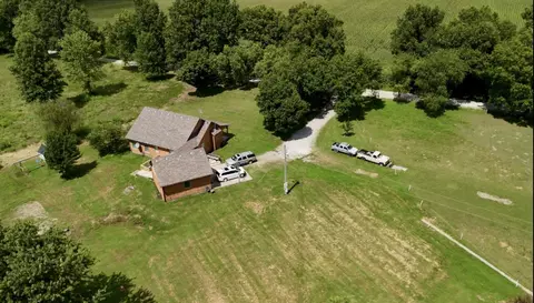 1850 E Trails End Rd, Sturgeon, MO 65284