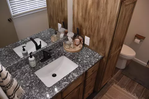 Bath - 1850 E Trails End Rd, Sturgeon, MO 65284 photo 6 of 11