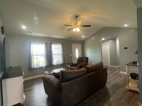 Living - 503 Bradley St, Auxvasse, MO 65231 photo 2 of 3
