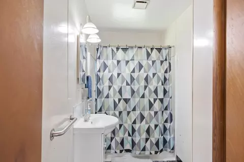 Bath - 906 E Morningside Dr, Fulton, MO 65251 photo 1 of 1