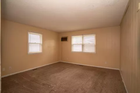 Living - 625 Gilman St, Moberly, MO 65270 photo 5 of 5