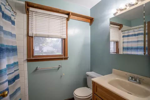 Bath - 625 Gilman St, Moberly, MO 65270 photo 1 of 2