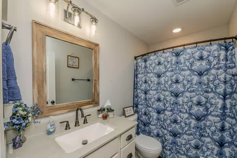 Bath - 2675 E Highway Cc, Sturgeon, MO 65284 photo 1 of 6