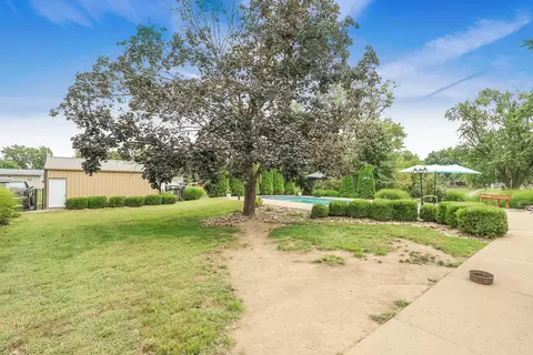 Exterior - 605 S Broadway St, Salisbury, MO 65281 photo 10 of 22
