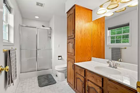 Bath - 1924 Lakeview Dr, Fulton, MO 65251 photo 2 of 2