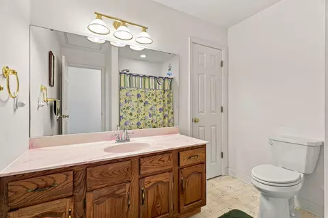 Bath - 1924 Lakeview Dr, Fulton, MO 65251 photo 1 of 2