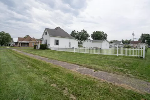 Exterior - 320 Wisdom St, Moberly, MO 65270 photo 4 of 5