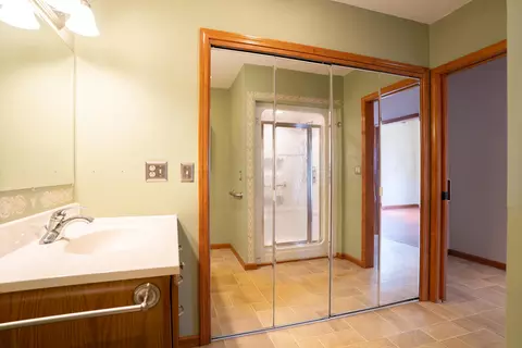Bath - 320 Wisdom St, Moberly, MO 65270 photo 2 of 3