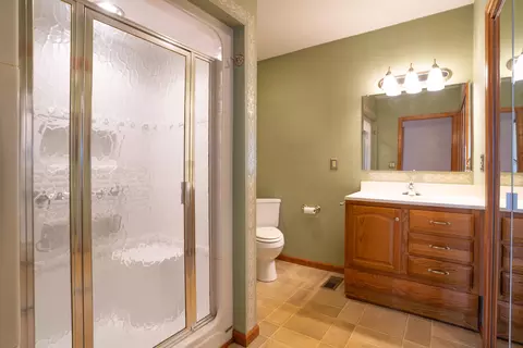Bath - 320 Wisdom St, Moberly, MO 65270 photo 1 of 3