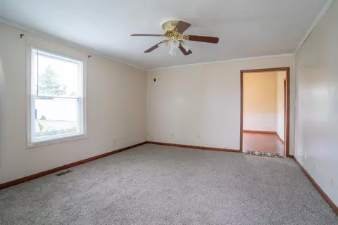 Living - 320 Wisdom St, Moberly, MO 65270 photo 2 of 4
