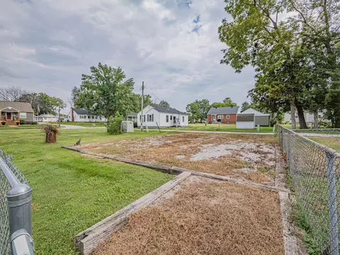 Exterior - 420 E Logan St, Moberly, MO 65270 photo 7 of 11