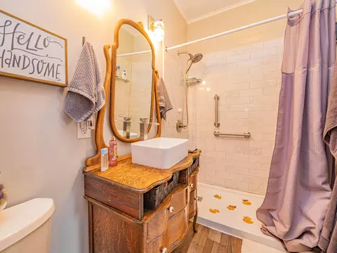 Bath - 420 E Logan St, Moberly, MO 65270 photo 1 of 2