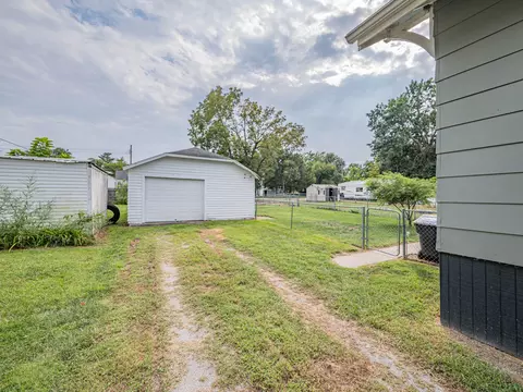 Exterior - 420 E Logan St, Moberly, MO 65270 photo 9 of 11
