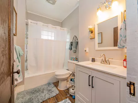 Bath - 420 E Logan St, Moberly, MO 65270 photo 2 of 2