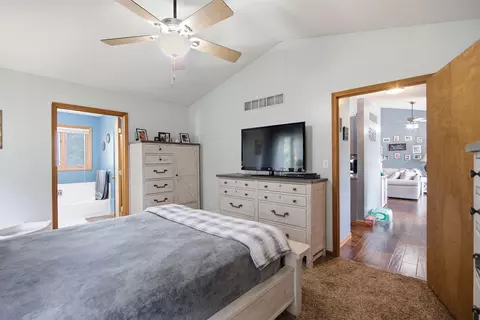 Bedroom - 18541 Highway Ff, Mexico, MO 65265 photo 3 of 10