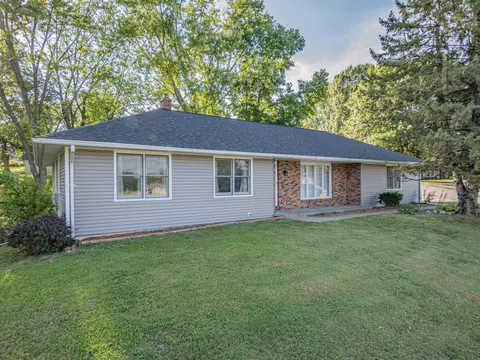 Exterior - 101 Lakeview Dr, Glasgow, MO 65254 photo 5 of 9