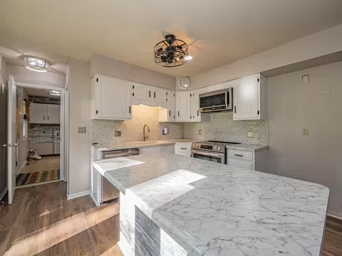 Kitchen - 101 Lakeview Dr, Glasgow, MO 65254 photo 3 of 4