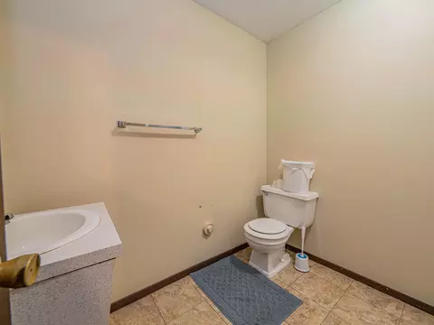 Bath - 101 Lakeview Dr, Glasgow, MO 65254 photo 1 of 3