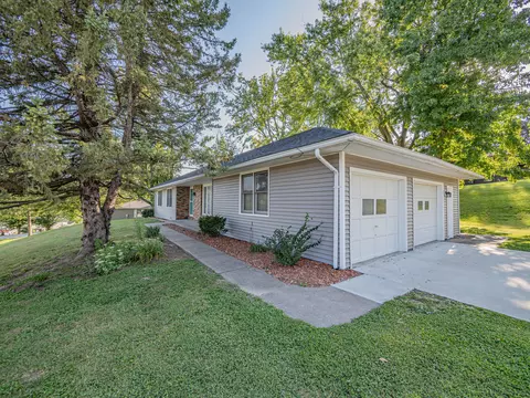 Exterior - 101 Lakeview Dr, Glasgow, MO 65254 photo 2 of 9