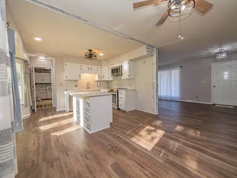 Kitchen - 101 Lakeview Dr, Glasgow, MO 65254 photo 2 of 4